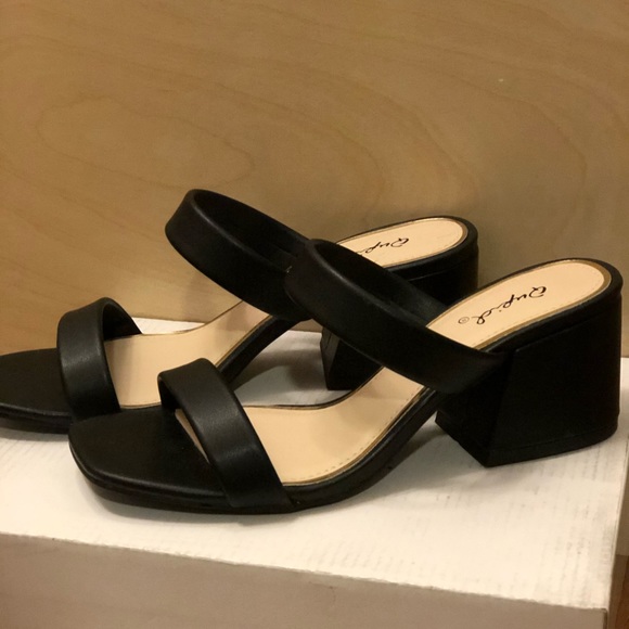 Women’s shoes - Picture 1 of 3